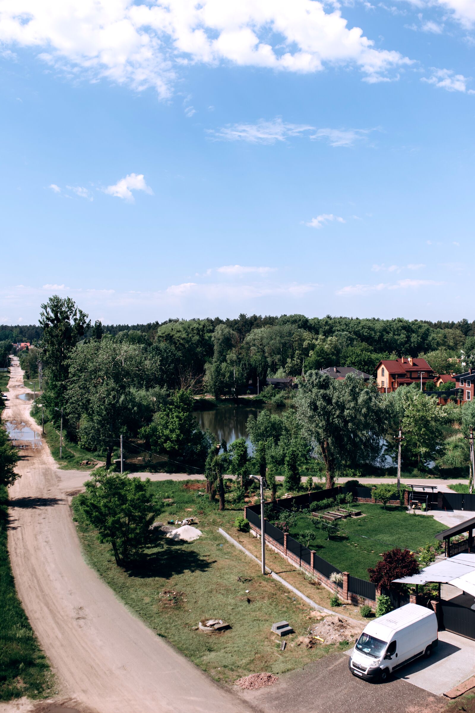 Вид на озеро і ліс